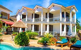 2 Friends Beach Hotel